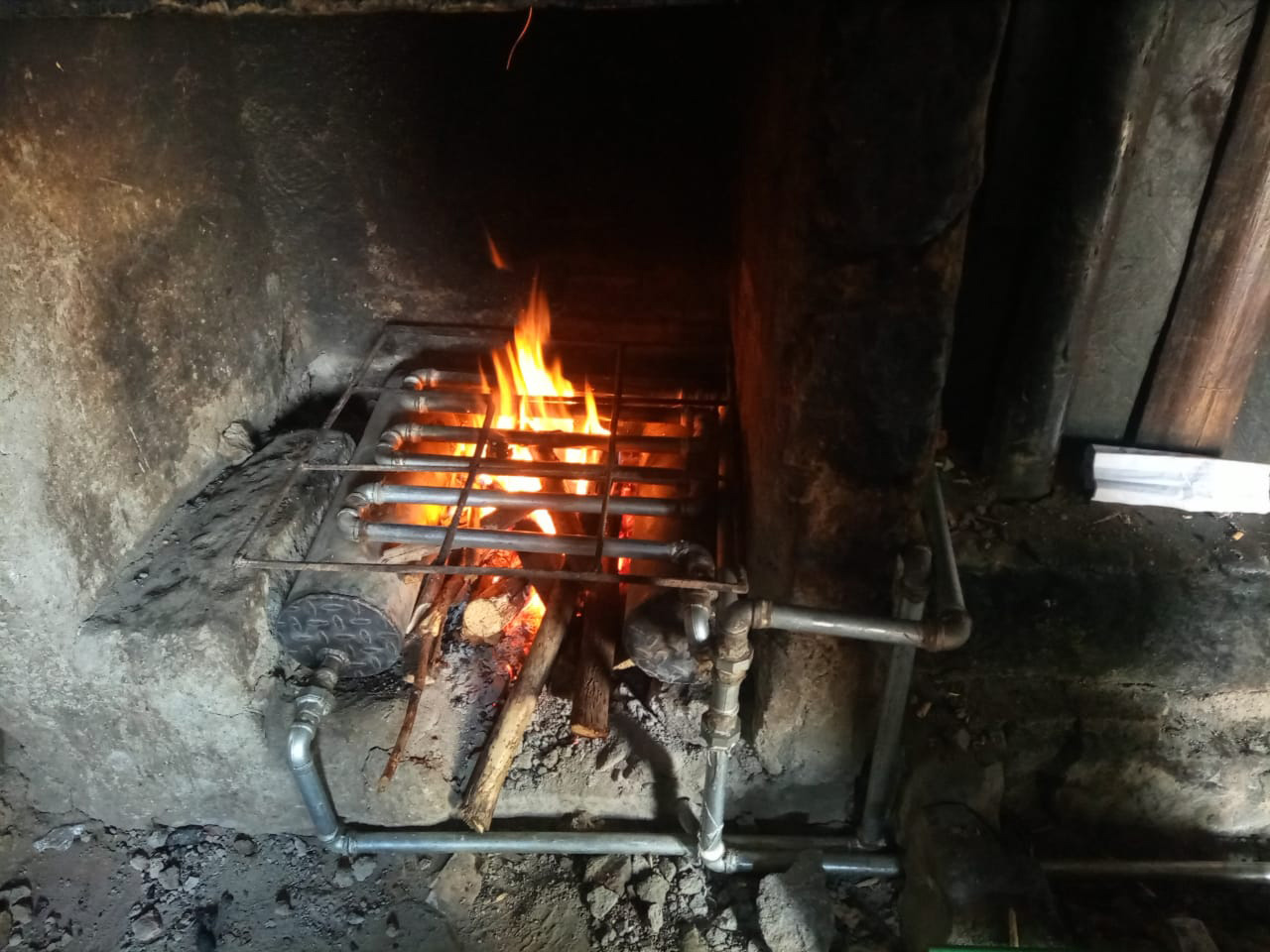 Ein aus Rohren über einem Feuer gebauter Durchlauferhitzer für Wasser