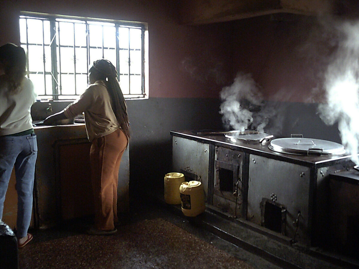 Frauen in der Küche eines Kinderheims