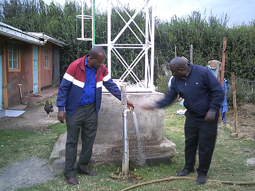Zwei Männer an neuer Wasserentnahmestelle