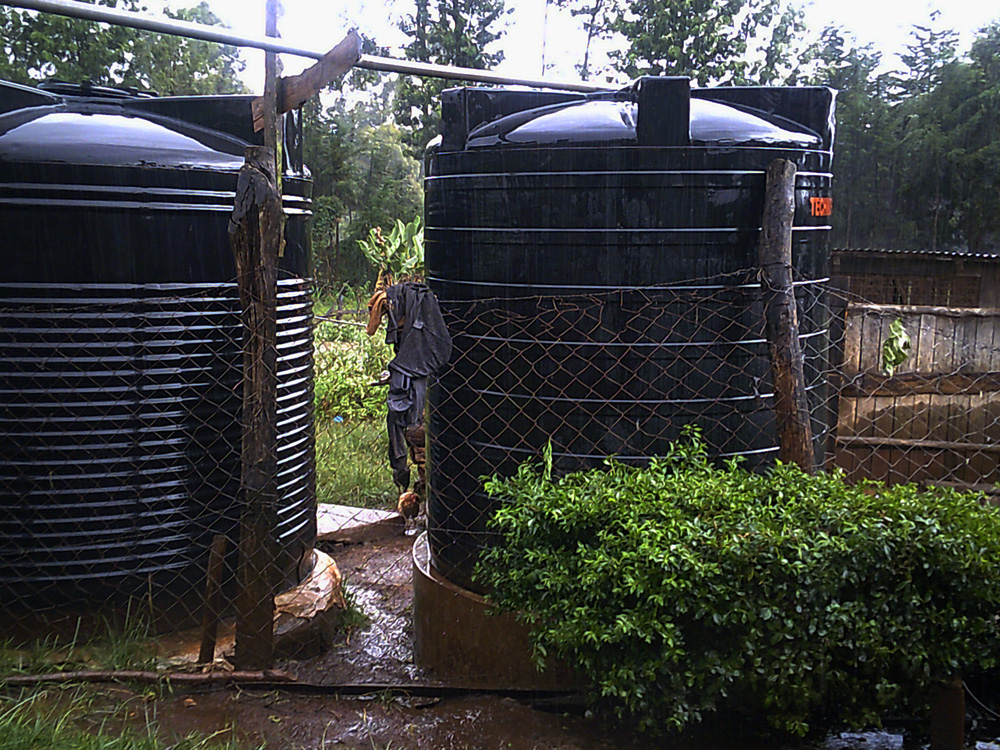 Zwei grosse schwarze Wassertanks