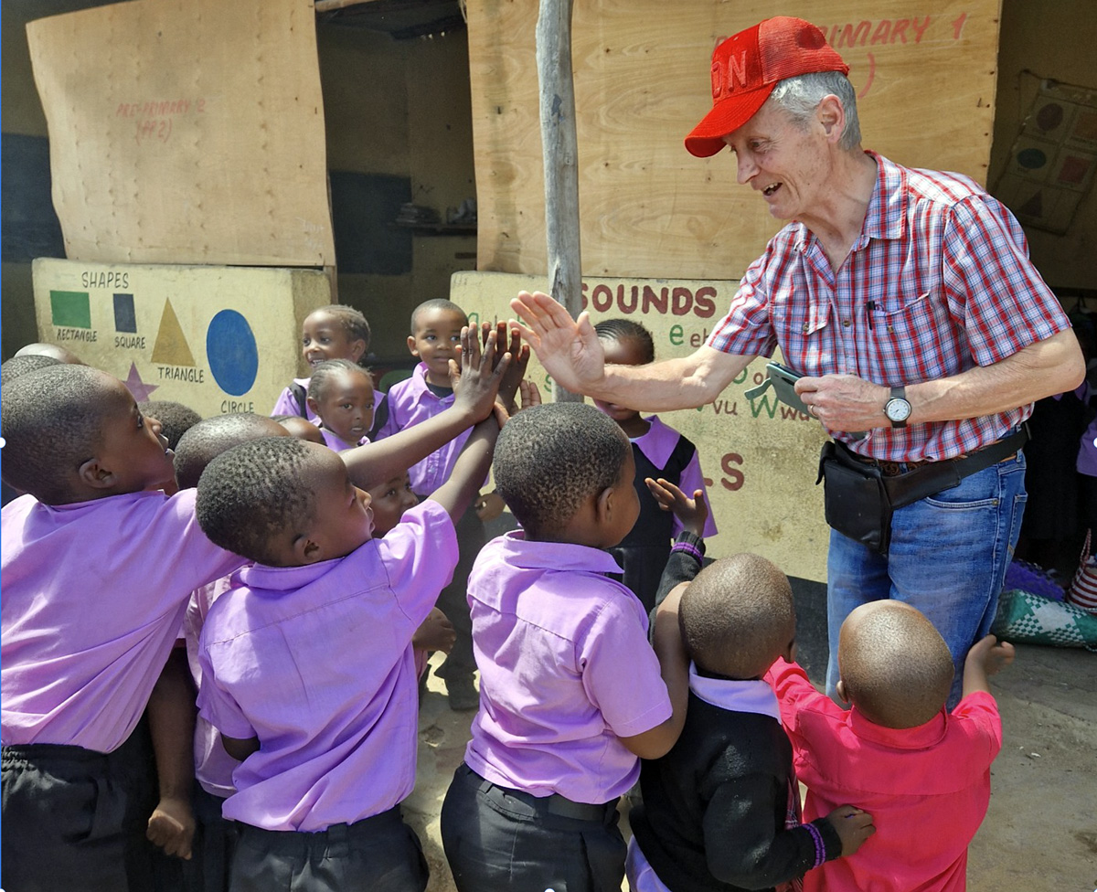 Willi Schneiter und Heimkinder machen einen High Five