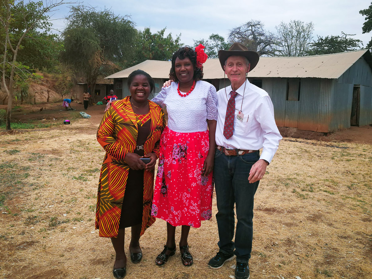 Willi Schneiter in Kenia zusammen mit einem Mann und einer Frau